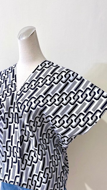 微修身打褶收腰幾何白底藍色方形鏈條日式棉麻四角衣罩衫