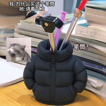 免運🔥多功能筆筒 桌面收納盒 文具置物架 多格大容量 抽屜筆筒 旋轉筆 斜插式筆筒 世界盃筆筒 萌趣羽絨服造型筆筒搞怪