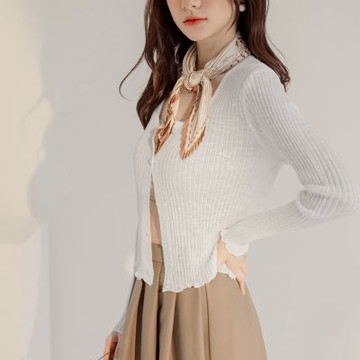 OB嚴選中大尺碼-珍珠釦木耳邊薄針織上衣《FA3043》