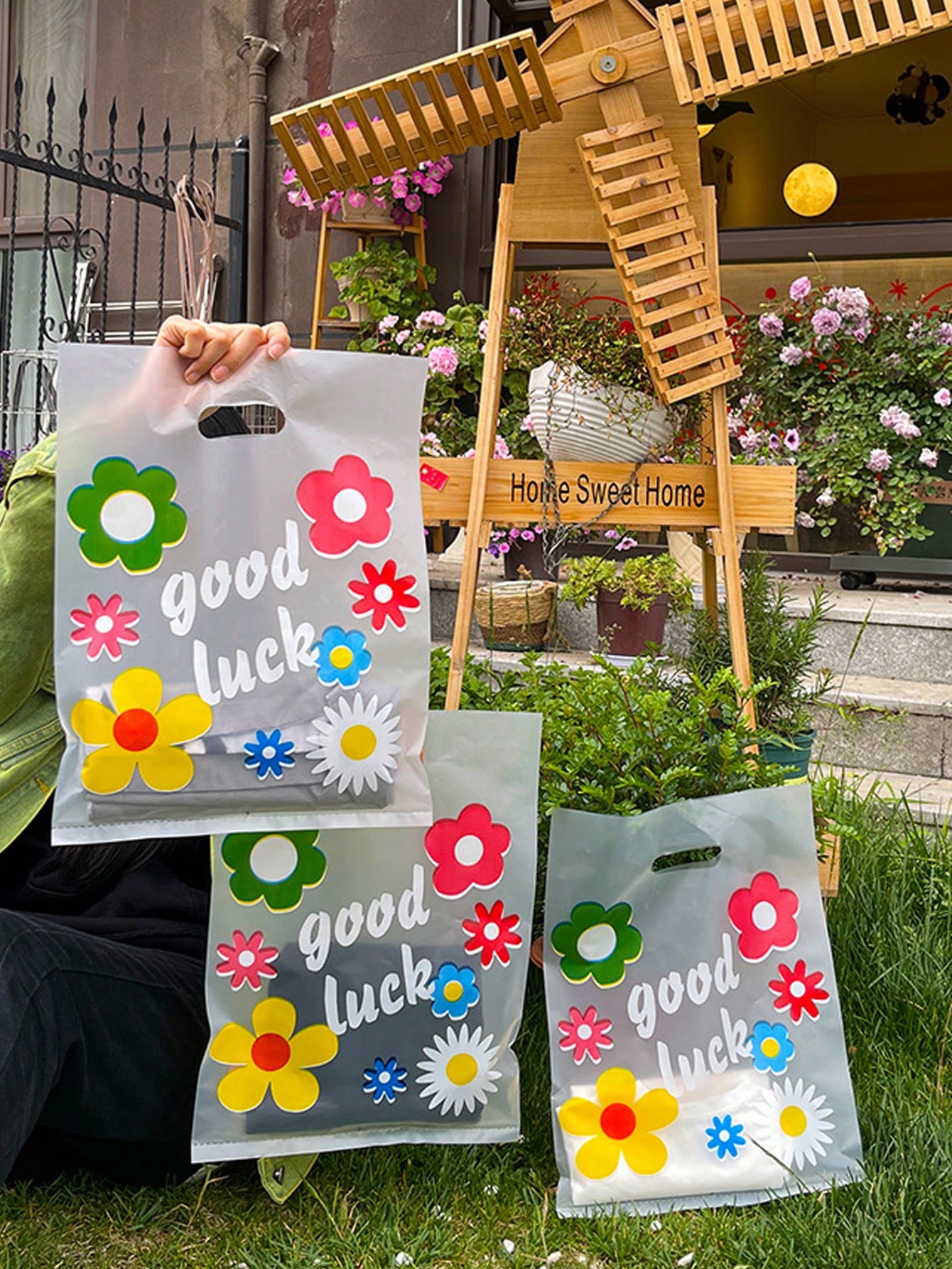 ピース セットプラスチックギフトバッグ、モダンな花柄  スローガングラフィックギフト包装袋パーティー用