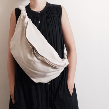 一小團泥砂胸包袱 旅行小包 斜背包