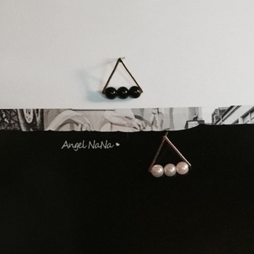 【AngelNaNa】耳環-復古幾何三角黑白珍珠串耳釘耳針 (SRA0037)《可改夾式》