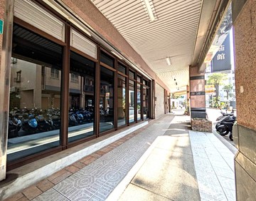 金鑽店面長榮桂冠旁大面寬店面雙車位｜台南市東區中華東路三段