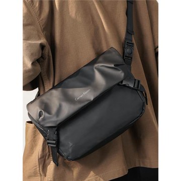 法國CavienKIon工裝斜挎包男士書包單肩包小方包出差背包夾克胸包