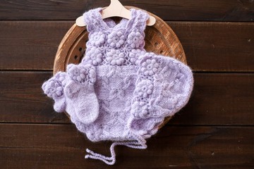 手工編織嬰兒連身衣套裝 – 薰衣草紫新生兒服飾，含帽子與襪套
