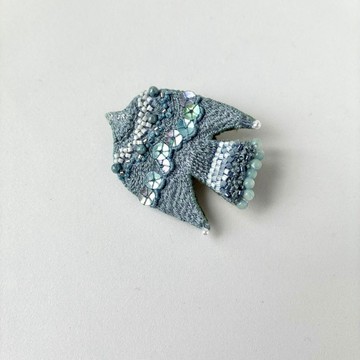 身披藍灰色天空色彩的鳥兒 鳥類刺繡胸針