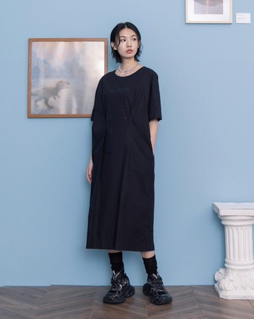 顯瘦打摺背後透氣簍空剪接洋裝(兩色)