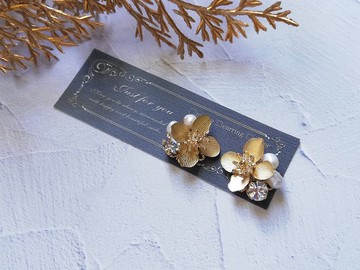 淡水珍珠和金花耳環