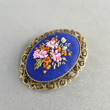 絲巾刺繡藍色胸針，贈予她的刺繡飾品