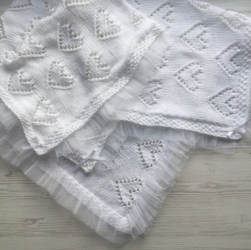 帶薄紗、緞帶和珍珠的白色毯子。毯子用嬰兒的心。一世