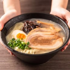 博多屋台屈指の人気店「花山」の豚骨ラーメン(6食)