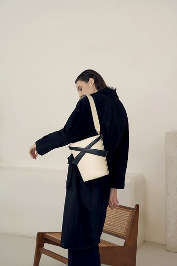 Cage Bucket Bag 素皮革 水桶包 側背包 黑色x米白色