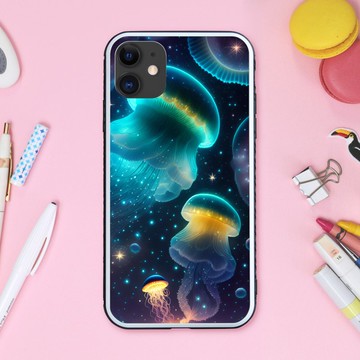 於深海般宇宙中遨遊的夢幻可愛閃耀水母 手機殼【強化玻璃處理】支援 iPhone16