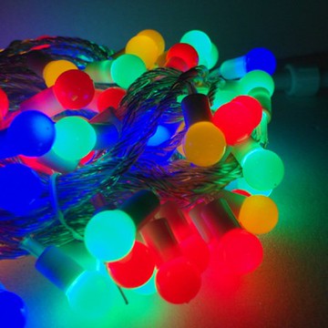 摩達客 聖誕燈100燈LED圓球珍珠燈串(插電式/彩色光/透明線)