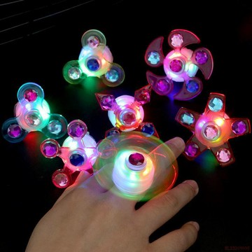 甄選好物🌈2025夜市發光小玩具創意新款手指尖陀螺旋轉男女戒指手環地攤貨源