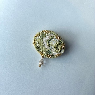 willow green 披上一抹雅緻柳綠色彩「使用和風摩登草木染絲線的橢圓形刺繡胸針」