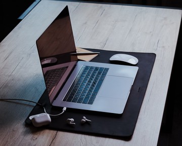 黑色皮革桌墊——現代風格的優雅設計書寫墊