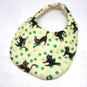 日本手工4層雙層紗布嬰兒圍兜/黑貓和圓點綠色