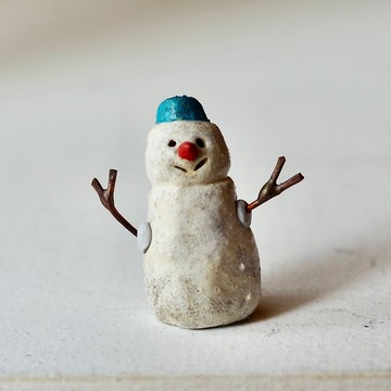 戴著藍色帽子的雪人