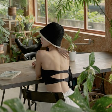 QUEENSHOP_ V 女裝 平口 簡約素面設計附Bra小可愛 三色售 現+預【01041744】