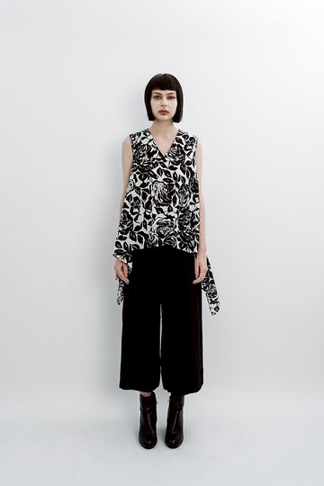 V領玫瑰燕尾。黑白棉質上衣。春夏 | Ysanne