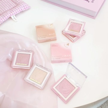 徐太太🌸【台灣現貨】kakashow立體高光粉：這款高光粉專為打造立體妝容設計，質地細膩，輕盈易推開。能夠瞬間提亮膚色