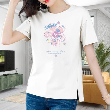 臺階貨物 壁畫牛奶絲圓領短袖T恤女大碼不對稱小朵花印花上衣 短袖衣服 女生t恤 大尺碼短袖T恤 JCL019