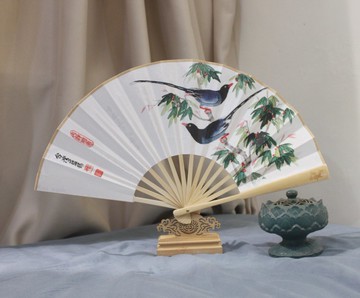 台灣藍鵲娟布摺扇典藏組 含底座與扇套