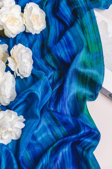 100% 桑蠶絲絲巾 – 手工染色，輕盈，孔雀藍