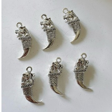 拾悦手作材料/約12x28mm重工銅合金作舊復古藏銀威猛黑豹牙造型吊墜/滴流/配珠配件配飾/串珠SIY半成品/台灣現貨出