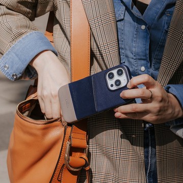 插卡式皮革手機殼 iPhone 16 系列 — 海軍藍/礫石灰