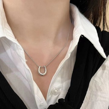 純銀 U 型吊墜項鍊女 新款設計 輕奢小眾高級感鎖骨鏈 女性項鍊