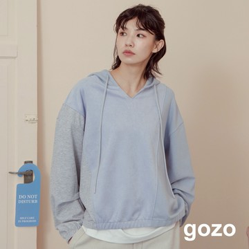 【gozo】異材質配色拼接V領帽T(米白/藍色_F) | 女裝 連帽 休閒