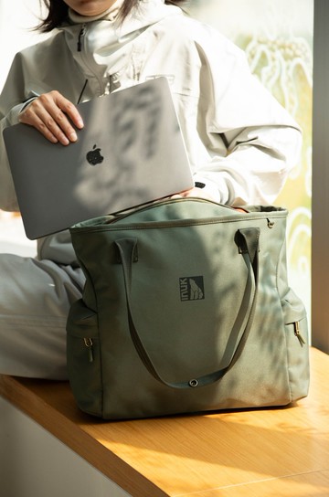 環保調色盤 通勤側背包 Eco Primary INTONE 松茶綠 23L