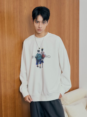 街頭鉚釘男孩背影大學T