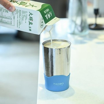 純鈦雙層真空 蛋形杯 480ml 單入 多色可選 / 咖啡杯 飲料杯 環保杯 隔熱杯 辦公室杯 水杯 480ML＋【陽光橘】矽膠套組