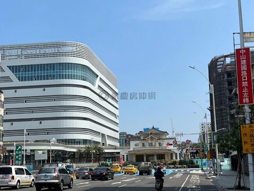 R11高雄車站三角窗金鑽透天大面寬店面｜高雄市新興區八德一路