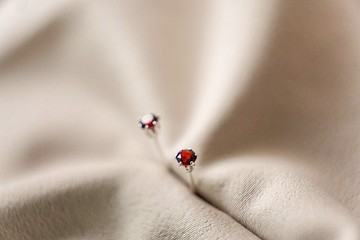 SV925 迷你石榴石單鑽耳環(耳夾) 3mm 皇冠六爪鑲 養耳棒