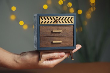 1/6比例娃娃用微型五斗櫥。娃娃屋家具，立體模型