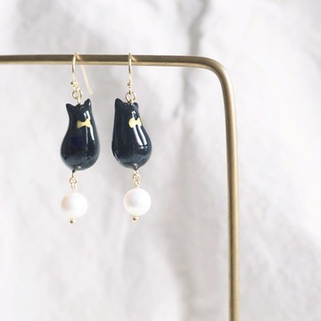 TeaTime  純黑貓咪金色領結+淡水珍珠 耳環