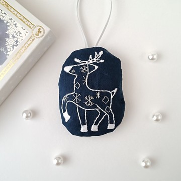 典雅馴鹿聖誕刺繡吊飾
