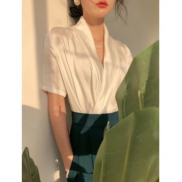 白色短袖襯衫女夏季2025新款高級感v領垂感氣質上衣法式緞面襯衣