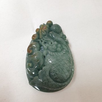 天然緬甸玉A貨-O0305-油青帶灑金龍魚手把件/墜子長83mm寬57.2mm厚18.7mm💰售價3000元