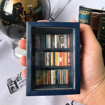 網路熱銷🏆焦慮書架 微型書架 減輕你的焦慮 馬年裝飾 減壓 口袋焦慮書架桌面擺件