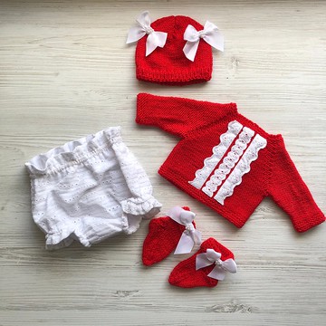 女嬰的手工針織服裝。毛衣、內褲、襪子和帽子。帶回家外賣