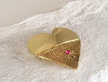 “浸漬”紅寶石黃銅胸針