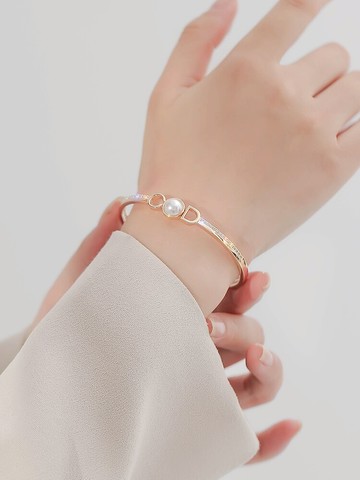 珍珠手鐲ins小眾設計女高級感鐲子簡約輕奢閨蜜字母手鏈新款