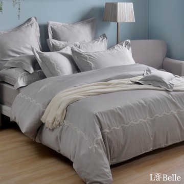 【Great Living格蕾寢飾】義大利La Belle 雅仕珍藏-白銀灰 特大長絨細棉刺繡四件式被套床包組