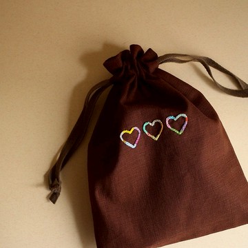 三顆愛心 手工刺繡符號束口袋 萬用包 / 彩虹愛心咖啡底