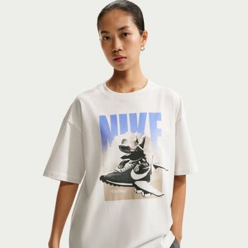 NIKE 短袖上衣 女 寬鬆 AS W NSW SS GFX TEE OS 米白 IR7588-121